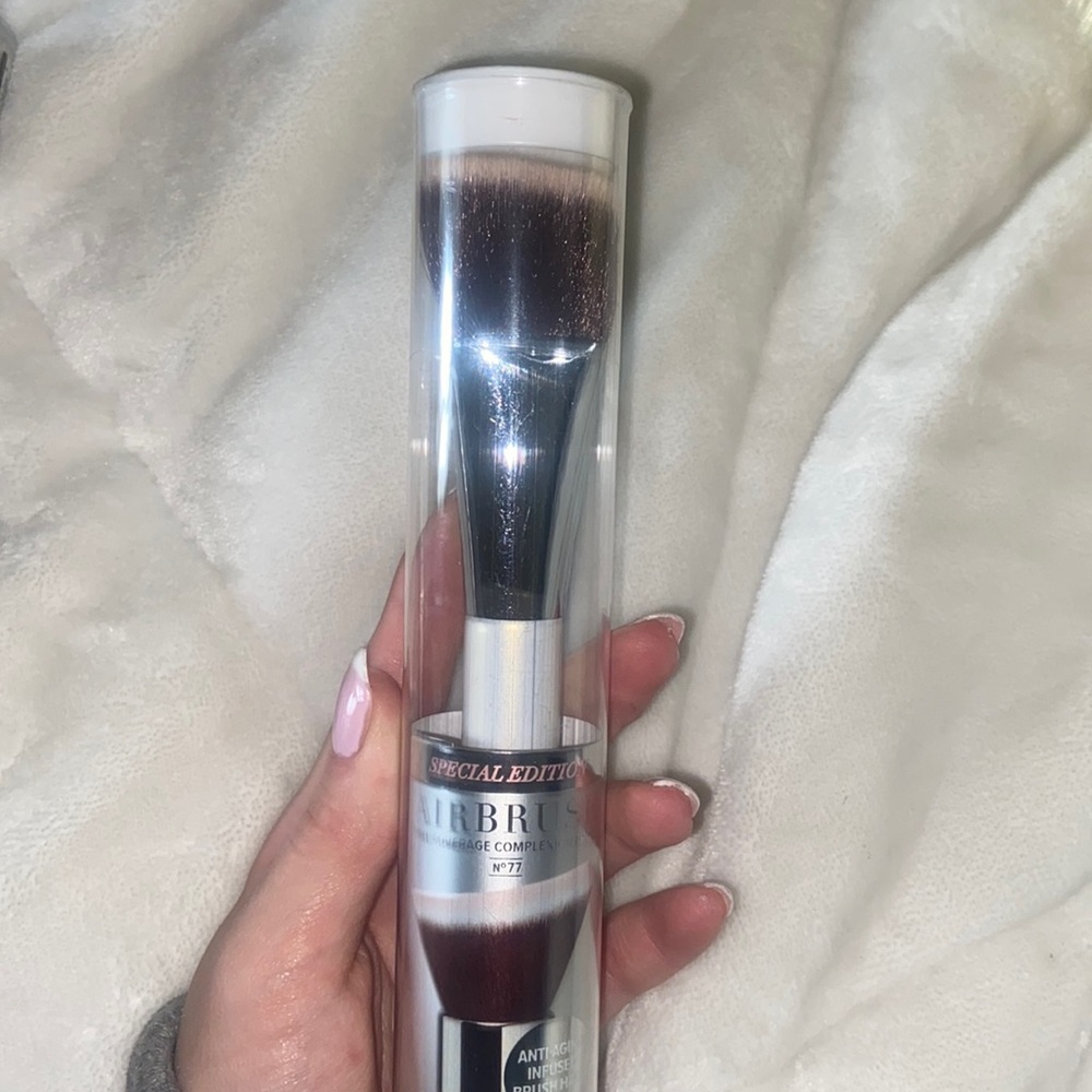 Limited edition it cosmetics makeup brush